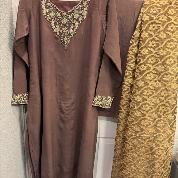 Indian Punjabi Pakistani silk Brown and Gold Long Sleeve V-Neck Salwar suit - Picture 2 of 12